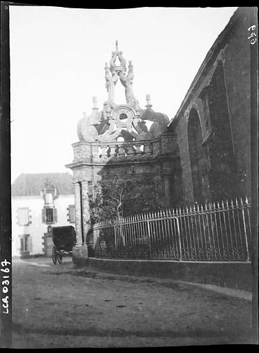 Porche de la façade nord vu de l'angle ouest