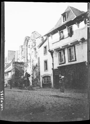 Ruines de l'église et vieille maison à encorbellement. Façades sur rue