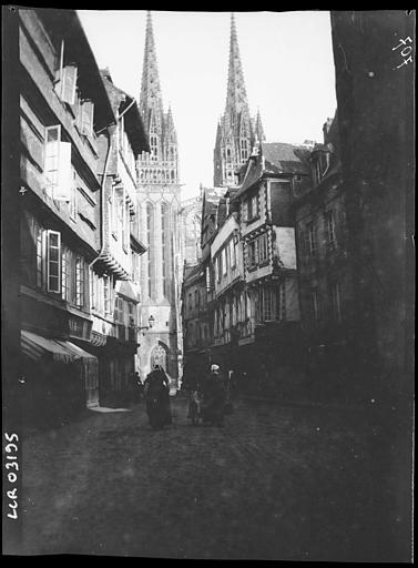 Cathédrale de Quimper et rue Kéréon. Cathédrale dans la perspective de la rue