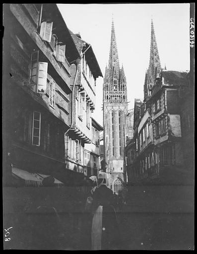 Cathédrale de Quimper et rue Kéréon. Cathédrale dans la perspective de la rue