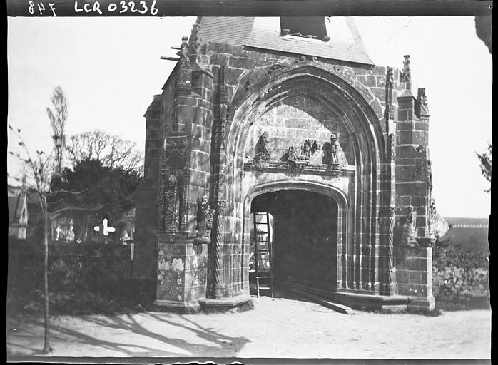 Porche du cimetière : entrée