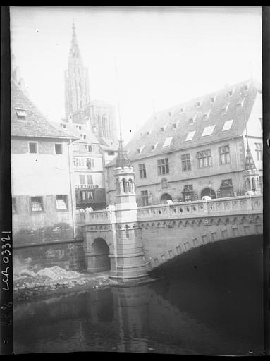 Vue de la flèche de la cathédrale depuis l'autre côté du pont des Corbeaux