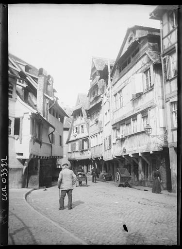 Vue de la rue Pflanzbad, actuelle rue du Bain-aux-Plantes. Façades à pans de bois sur rue