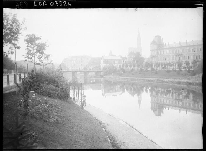 Vue prise du pont de l'Université. Au loin, la cathédrale