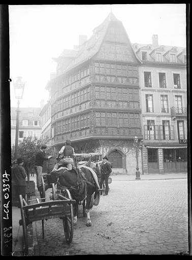 Maison de Kammerzellsche : angle des façades sur la place. Vue d'ensemble