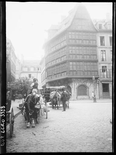 Maison de Kammerzellsche : angle des façades sur la place. Vue d'ensemble