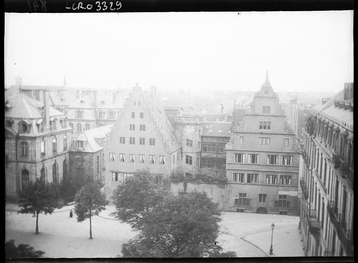 Vue d'ensemble de la place depuis un point élevé