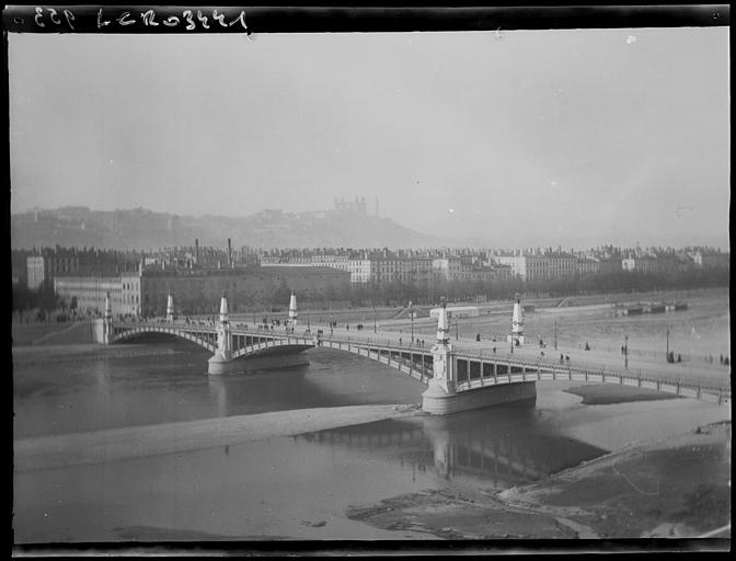 Le pont du Midi. Basilique de Fourvière au loin. Vue depuis la rive gauche