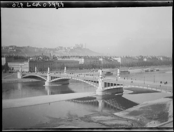 Le pont du Midi. Basilique de Fourvière au loin. Vue depuis la rive gauche