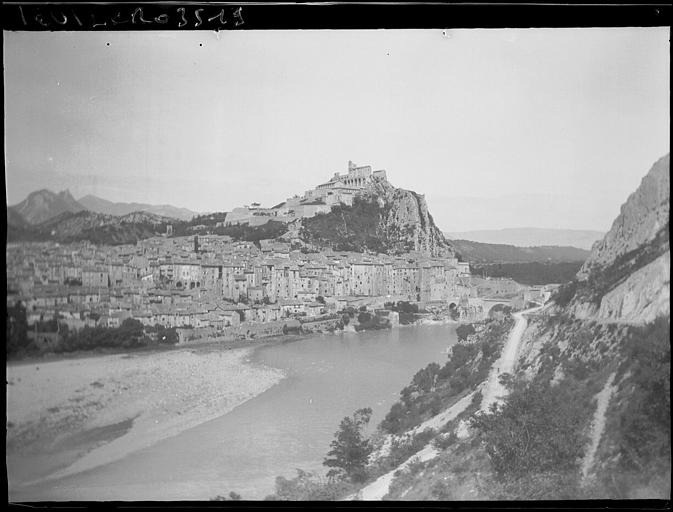 Vue d'ensemble depuis le sud-est, de loin