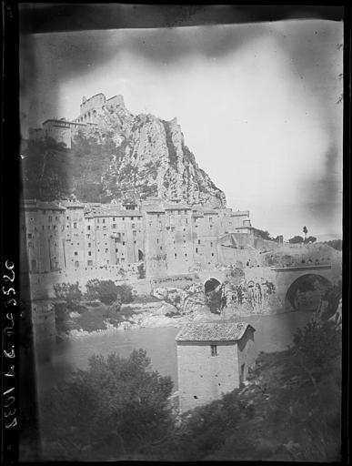 Vue depuis le sud-est, de près, en hauteur