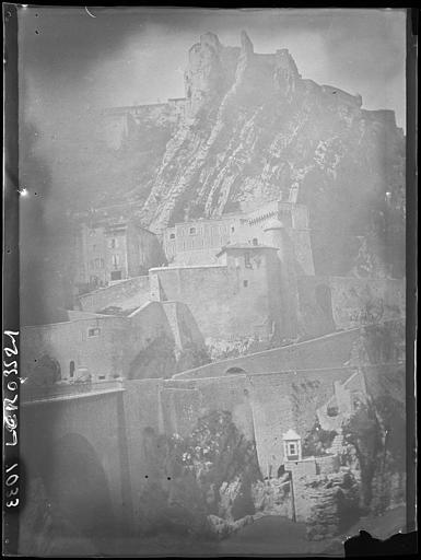 Pont, rochers et citadelle vus de la rive gauche