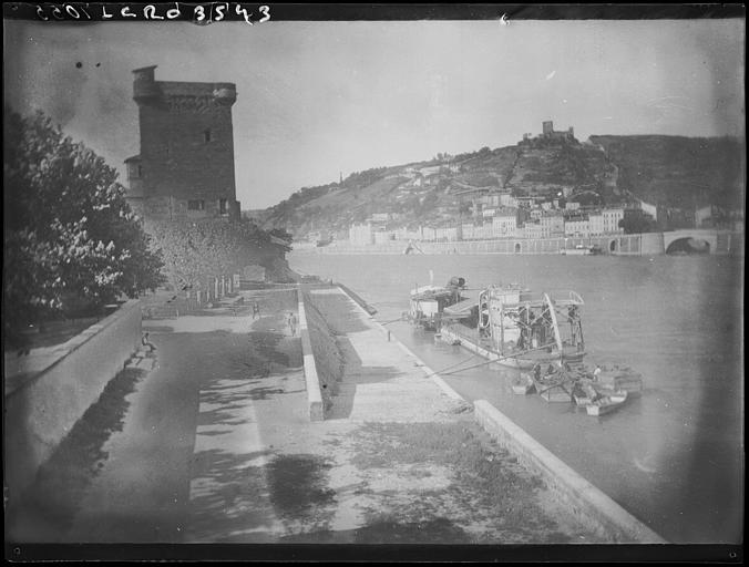 Tour de Philippe de Valois à gauche. Bateau à cloche et mont Salomon à Vienne