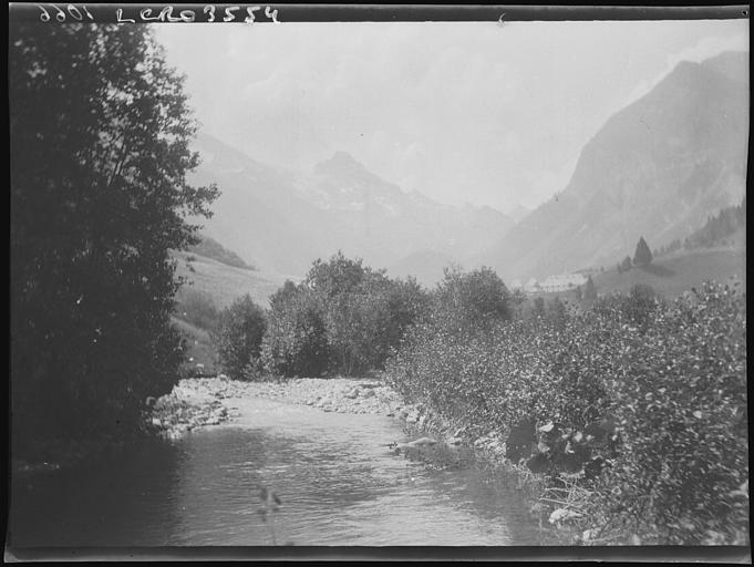 Le Foron et la chartreuse du Reposoir, au loin. Paysage de montagne