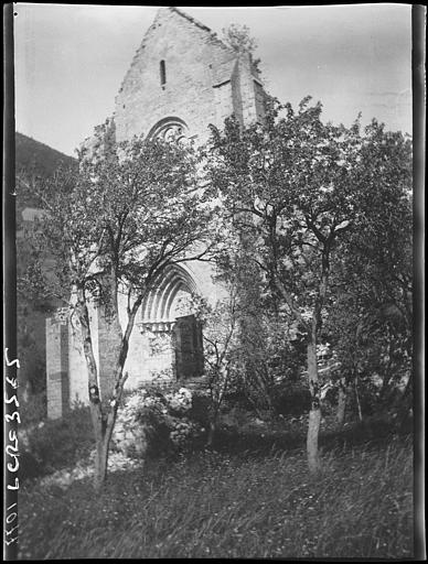 Eglise en ruines : ensemble ouest vu depuis l'angle sud-ouest