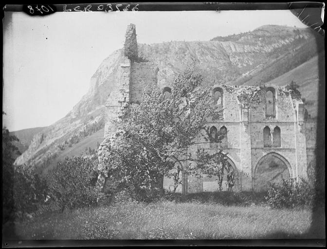 Eglise en ruines vue depuis le sud. Paysage de montagne