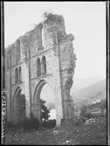 Eglise : pan du mur nord vu depuis l'angle sud-est. Paysage de montagne