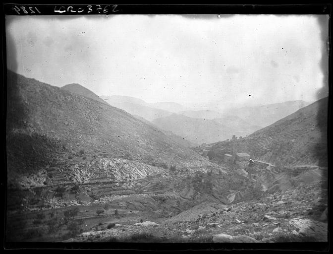 Peille vu du chemin de la Madone. Paysage de montagne