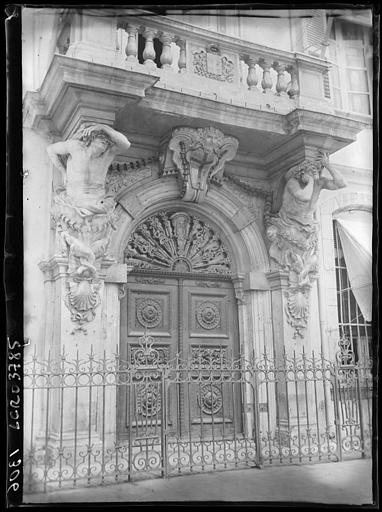 Atlantes de l'hôtel de Ville : portail de la façade sur rue