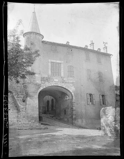 Villa Aissous-Mériem : maison de style Renaissance à tourelle d'angle en poivrière bâtie sur un porche de la deuxième enceinte de la ville, vue depuis la place