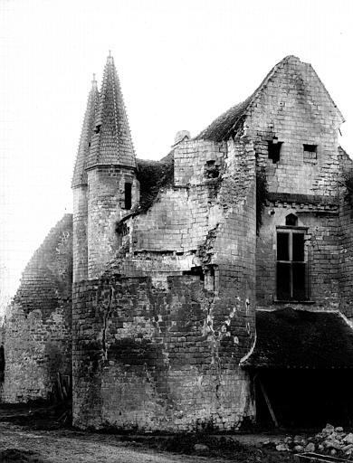 Façade nord, poterne, porte d'entrée de la basse-cour, angle sud-est du grand logis