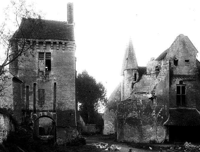 Tour sud-ouest du grand logis, revers de la poterne, entrée de la cour de ferme, bâtiment d'entrée de la basse-cour