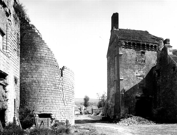 Façade nord, grand logis, face latérale est, tour sud-est éventrée, tour est sans son couronnement