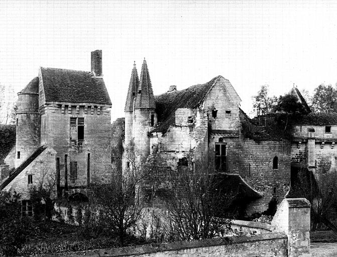 Façade nord (vue d'ensemble), bâtiment d'entrée de la basse-cour, angle sud-est du grand logis