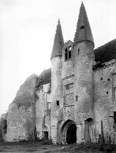 Vue nord-est du château, poterne, porte d'entrée de la basse-cour, angle sud-est du grand logis