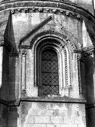 Extérieur, fenêtre centrale, niche d'autel de l'abside