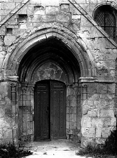 Extérieur, façade latérale sud, porche et porte