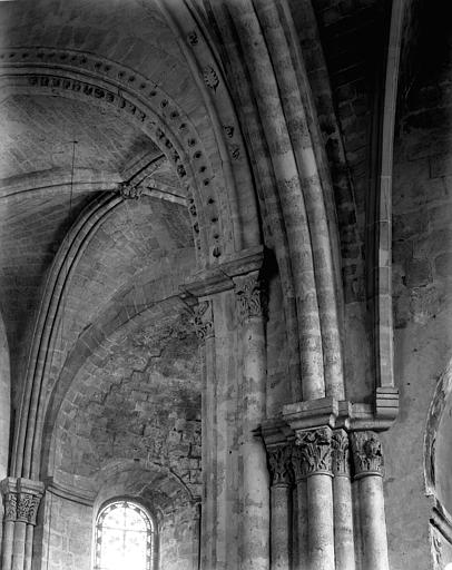 Intérieur, fragment de la voûte, retombées des voûtes à la croisée du transept, arc d'entrée du croisillon sud