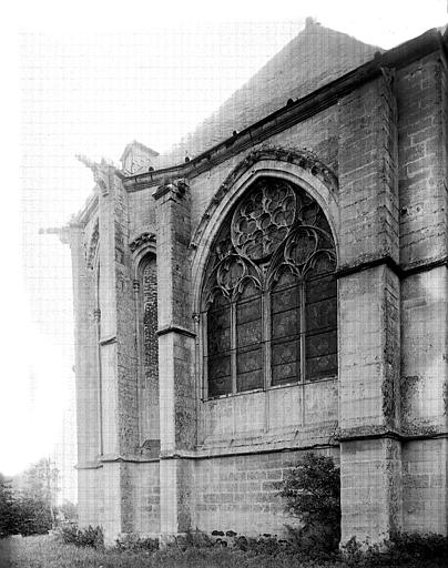 Fenêtre à l'extérieur de l'abside, côté nord, en avant de la chapelle latérale du choeur