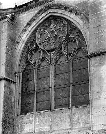 Fenêtre à l'extérieur de l'abside, côté nord, en avant de la chapelle latérale du choeur