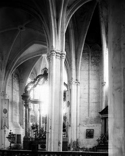 Intérieur, pilier du choeur et chapelle absidale côté sud