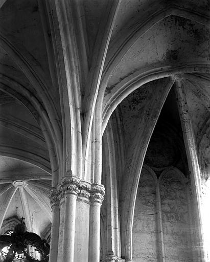 Intérieur, choeur, chapelle latérale sud : détails de voûtes et d'un pilier