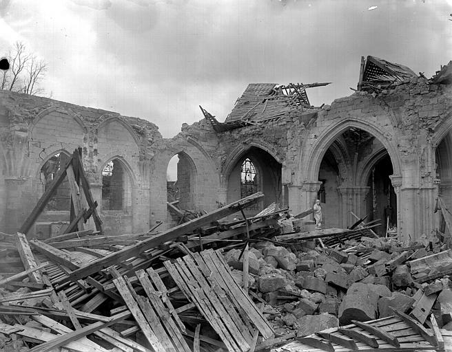 Ruines de la nef vues vers le choeur