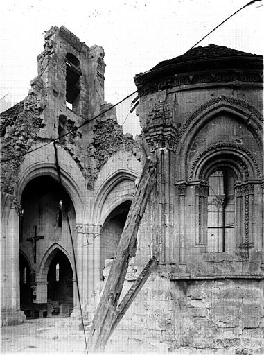 Partie du transept, vue sur la nef, clocher, abside : ruines