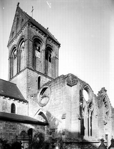 Extérieur, clocher, ruines du transept et du croisillon sud