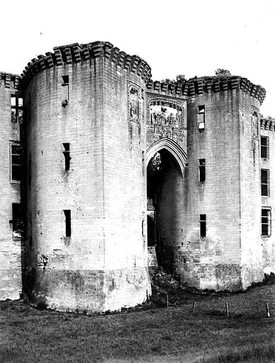 Entrée, façade ouest construite par Louis d'Orléans