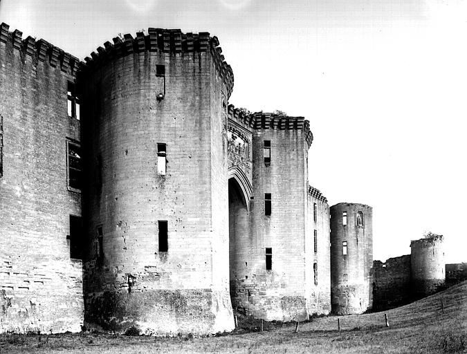 Entrée, enceinte, façade ouest construite par Louis d'Orléans, tour de l'enceinte à droite