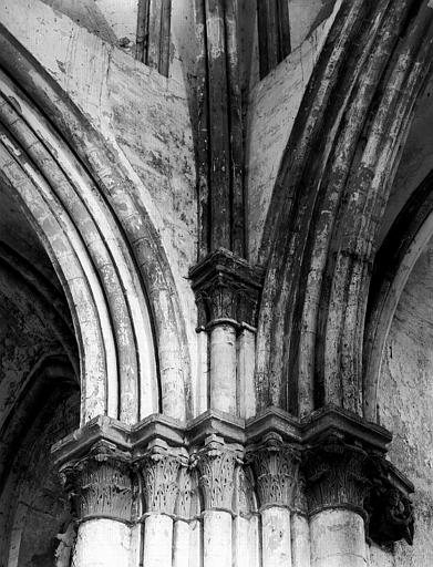 Intérieur, chapiteaux, retombées des voûtes du transept côté choeur