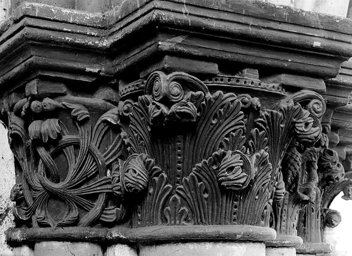 Intérieur, chapiteaux du transept : feuillage