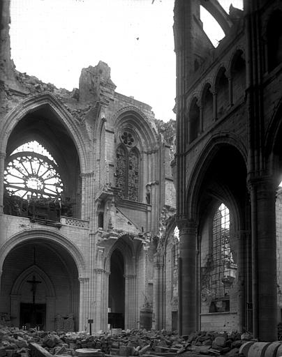 Intérieur, nef, revers de la façade, ancienne tribune d'orgue : destructions