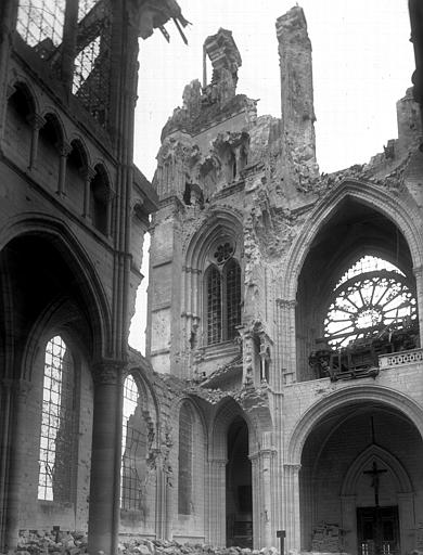 Intérieur, partie haute de la nef et bas-côté sud : destructions