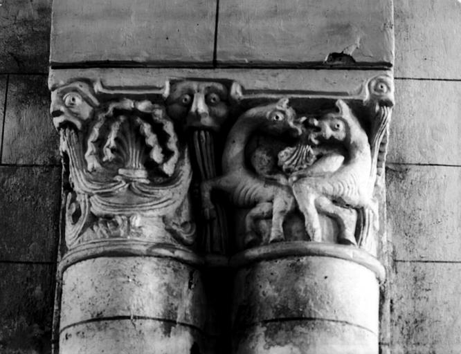 Transept, colonnes jumelées : têtes humaines, feuillage et animaux