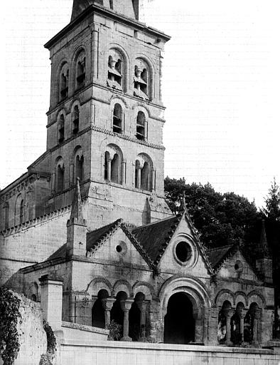 Extérieur, façade ouest : clocher, porche, pignons élevés en 1840