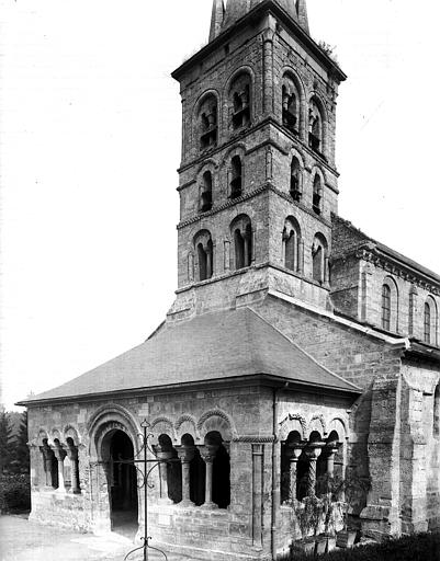 Extérieur, façade ouest : clocher, porche restauré vers 1910