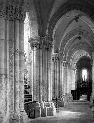 Intérieur, bas côté sud, autel : Vierge à l'Enfant