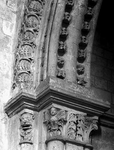 Intérieur, chapiteaux et départ de voussures de l'arc triomphal